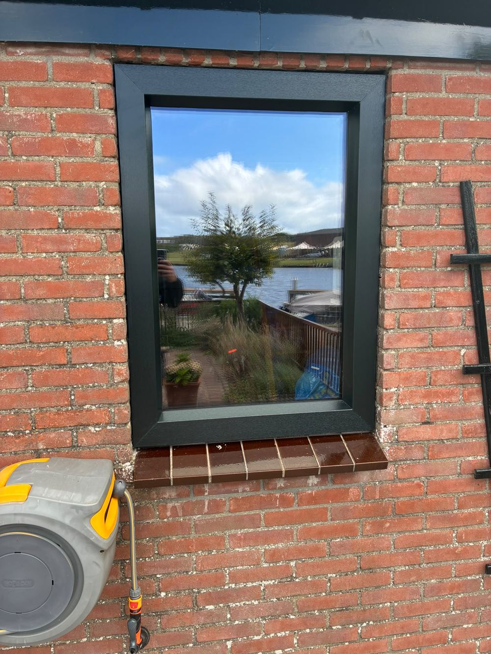 Nieuw kunststof raamkozijn na vervanging