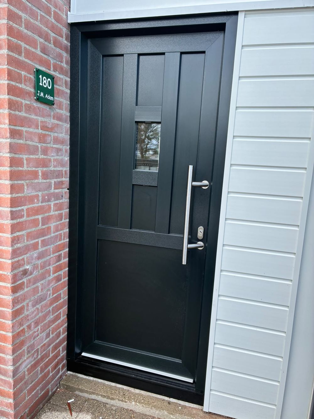 Nieuwe moderne voordeur na vervanging