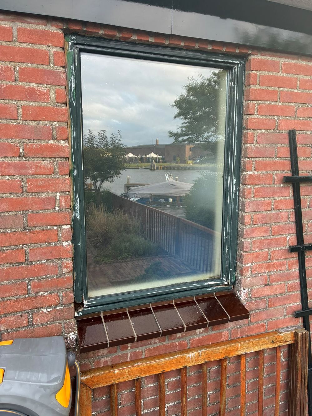 Oud houten raamkozijn vóór vervanging