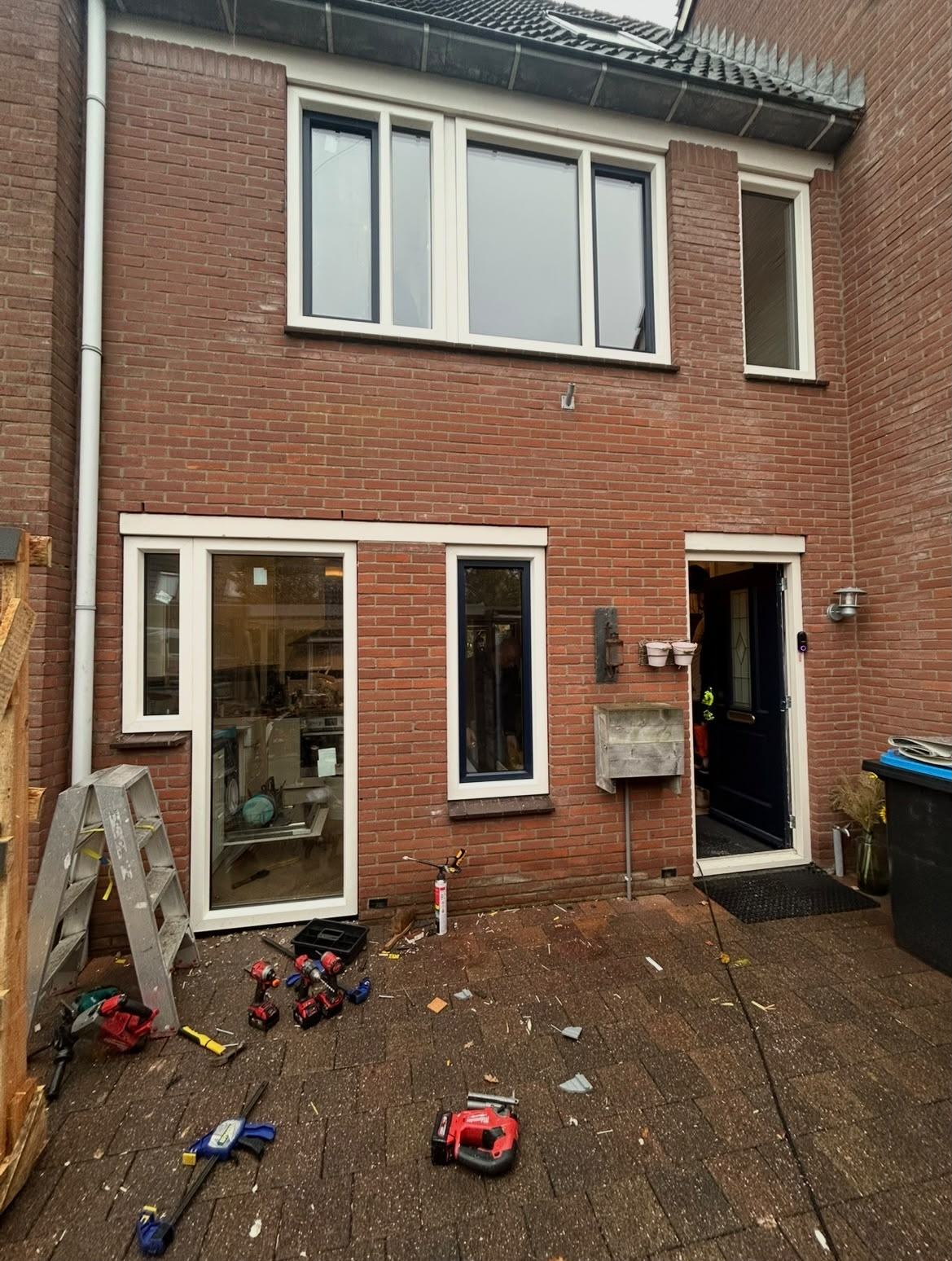Werkzaamheden van SR Woonadvies Nederland aan de achtergevel van een woning tijdens een verbouwing